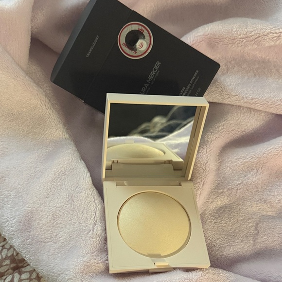 Laura Mercier Translucent Setting Powder - Picture 2 of 4